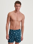 Herren-Model trägt Jersey-Boxershorts ohne Eingriff aus 100% Baumwolle in Blau, Gemustert aus Serie Prints von CALIDA, Outfit