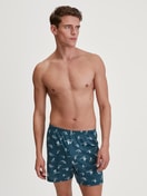 Herren-Model trägt Jersey-Boxershorts ohne Eingriff aus 100% Baumwolle in Blau, Gemustert aus Serie Prints von CALIDA, Zusatzbild