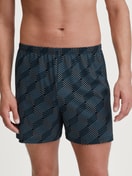 Herren-Model trägt Jersey-Boxershorts ohne Eingriff aus 100% Baumwolle in Schwarz, Gemustert aus Serie Prints von CALIDA, Vorderansicht