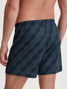 Herren-Model trägt Jersey-Boxershorts ohne Eingriff aus 100% Baumwolle in Schwarz, Gemustert aus Serie Prints von CALIDA, Rückansicht