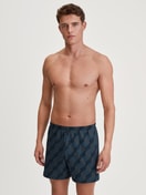Herren-Model trägt Jersey-Boxershorts ohne Eingriff aus 100% Baumwolle in Schwarz, Gemustert aus Serie Prints von CALIDA, Outfit