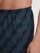 Herren-Model trägt Jersey-Boxershorts ohne Eingriff aus 100% Baumwolle in Schwarz, Gemustert aus Serie Prints von CALIDA, Detail