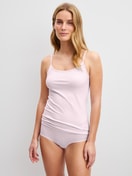 Damen-Model trägt Panty, low cut aus Baumwolle in Rosa, Einfarbig aus Serie Essential Cotton von CALIDA, Outfit