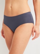 Damen-Model trägt Panty, low cut aus Baumwolle in Grau, Einfarbig aus Serie Essential Cotton von CALIDA, Vorderansicht