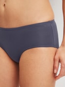 Damen-Model trägt Panty, low cut aus Baumwolle in Grau, Einfarbig aus Serie Essential Cotton von CALIDA, Detail