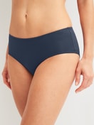 Damen-Model trägt Panty, low cut aus Baumwolle in Blau, Einfarbig aus Serie Essential Cotton Spe von CALIDA, Vorderansicht