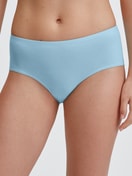 Damen-Model trägt Panty, low cut aus Baumwolle in Blau, Einfarbig aus Serie Essential Cotton von CALIDA, Vorderansicht