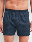 Herren-Model trägt Boxershorts mit Eingriff aus 100% Baumwolle in Blau, Gemustert aus Serie Selected Cotton von CALIDA, Vorderansicht