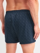 Herren-Model trägt Boxershorts mit Eingriff aus 100% Baumwolle in Blau, Gemustert aus Serie Selected Cotton von CALIDA, Rückansicht