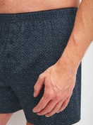 Herren-Model trägt Boxershorts mit Eingriff aus 100% Baumwolle in Blau, Gemustert aus Serie Selected Cotton von CALIDA, Detail
