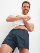 Herren-Model trägt Boxershorts mit Eingriff aus 100% Baumwolle in Blau, Gemustert aus Serie Selected Cotton von CALIDA, Zusatzbild
