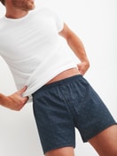 Herren-Model trägt Boxershorts mit Eingriff aus 100% Baumwolle in Blau, Gemustert aus Serie Selected Cotton von CALIDA, Zusatzbild