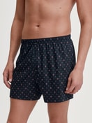 Herren-Model trägt Boxershorts mit Eingriff aus 100% Baumwolle in Blau, Gemustert aus Serie Selected Cotton von CALIDA, Vorderansicht