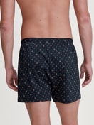 Herren-Model trägt Boxershorts mit Eingriff aus 100% Baumwolle in Blau, Gemustert aus Serie Selected Cotton von CALIDA, Rückansicht