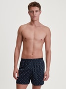 Herren-Model trägt Boxershorts mit Eingriff aus 100% Baumwolle in Blau, Gemustert aus Serie Selected Cotton von CALIDA, Outfit