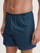 Herren-Model trägt Jersey-Boxershorts ohne Eingriff aus 100% Baumwolle in Blau, Gemustert aus Serie Prints von CALIDA, Vorderansicht
