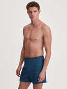 Herren-Model trägt Jersey-Boxershorts ohne Eingriff aus 100% Baumwolle in Blau, Gemustert aus Serie Prints von CALIDA, Outfit