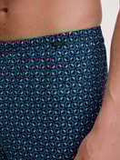 Herren-Model trägt Jersey-Boxershorts ohne Eingriff aus 100% Baumwolle in Blau, Gemustert aus Serie Prints von CALIDA, Detail