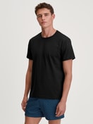 Herren-Model trägt Jersey-Boxershorts ohne Eingriff aus 100% Baumwolle in Blau, Gemustert aus Serie Prints von CALIDA, Zusatzbild