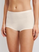 La modella / Il modello Donna indossa Slip in lana-seta in Lana di colore Beige, Tinta unita, della serie True Confidence di CALIDA, Vista frontale
