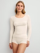 La modella / Il modello Donna indossa Slip in lana-seta in Lana di colore Beige, Tinta unita, della serie True Confidence di CALIDA, Abbigliamento