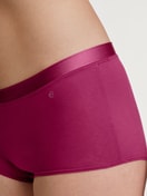Damen-Model trägt Panty, regular cut aus Baumwolle in Rosa, Einfarbig aus Serie Cate von CALIDA, Detail