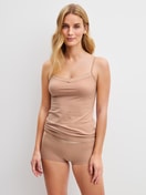 Le mannequin Femme porte le/la Panty taille haute en Coton de couleur Beige, Unicolore, de la série Cate de CALIDA, Tenue