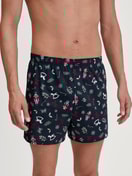 Le mannequin Homme porte le/la Boxer short en 100% coton de couleur Bleu, À motifs, de la série Family & Friends de CALIDA, Vue de face