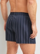 La modella / Il modello Uomo indossa Boxer short in Lyocell di colore Grigio, A righe, della serie Woven Lux di CALIDA, Vista posteriore