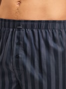 La modella / Il modello Uomo indossa Boxer short in Lyocell di colore Grigio, A righe, della serie Woven Lux di CALIDA, Dettaglio