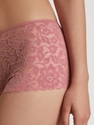 Damen-Model trägt Panty, regular cut aus Spitze in Rosa, Spitze aus Serie Nat. Comfort Xtra von CALIDA, Detail
