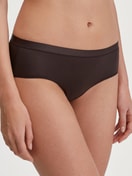 Damen-Model trägt Panty, regular cut aus Modal in Braun, Einfarbig aus Serie Soft Favourites von CALIDA, Vorderansicht