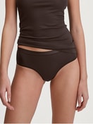 Damen-Model trägt Panty, regular cut aus Modal in Braun, Einfarbig aus Serie Soft Favourites von CALIDA, Vorderansicht
