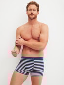 Le mannequin Homme porte le/la Boxer brief en Lyocell de couleur Bleu, Rayée, de la série Focus Trend de CALIDA, Tenue