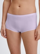 Damen-Model trägt Panty, regular cut aus Baumwolle in Violett, Einfarbig aus Serie Natural Comfort von CALIDA, Vorderansicht