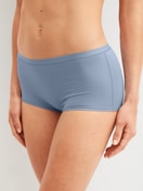 Damen-Model trägt Panty, regular cut aus Baumwolle in Blau, Einfarbig aus Serie Natural Comfort von CALIDA, Vorderansicht