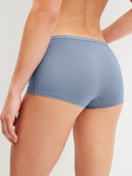 Damen-Model trägt Panty, regular cut aus Baumwolle in Blau, Einfarbig aus Serie Natural Comfort von CALIDA, Rückansicht