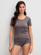 Damen-Model trägt Panty, regular cut aus Baumwolle in Braun, Einfarbig aus Serie Natural Comfort von CALIDA, Outfit