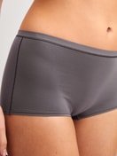 Damen-Model trägt Panty, regular cut aus Baumwolle in Braun, Einfarbig aus Serie Natural Comfort von CALIDA, Detail