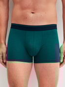 Le mannequin Homme porte le/la Boxer brief en Coton de couleur Vert, Unicolore, de la série Cotton Stretch de CALIDA, Vue de face