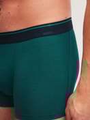 Le mannequin Homme porte le/la Boxer brief en Coton de couleur Vert, Unicolore, de la série Cotton Stretch de CALIDA, Détail