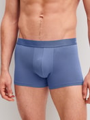 Herren-Model trägt Boxer Brief mit Softbund aus Baumwolle in Grau, Einfarbig aus Serie Cotton Code von CALIDA, Vorderansicht