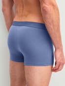 Herren-Model trägt Boxer Brief mit Softbund aus Baumwolle in Grau, Einfarbig aus Serie Cotton Code von CALIDA, Rückansicht