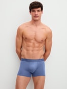 Herren-Model trägt Boxer Brief mit Softbund aus Baumwolle in Grau, Einfarbig aus Serie Cotton Code von CALIDA, Outfit