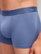 Herren-Model trägt Boxer Brief mit Softbund aus Baumwolle in Grau, Einfarbig aus Serie Cotton Code von CALIDA, Detail