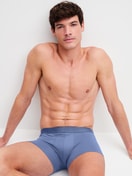 Herren-Model trägt Boxer Brief mit Softbund aus Baumwolle in Grau, Einfarbig aus Serie Cotton Code von CALIDA, Zusatzbild