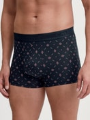Herren-Model trägt Boxer Brief aus Baumwolle in Blau, Gemustert aus Serie Swiss Cotton Select von CALIDA, Vorderansicht