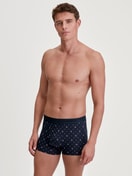 Herren-Model trägt Boxer Brief aus Baumwolle in Blau, Gemustert aus Serie Swiss Cotton Select von CALIDA, Vorderansicht