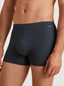 Herren-Model trägt Boxer Brief mit Quick Dry Effekt aus Modal in Grau, Einfarbig aus Serie Daywear Xtra von CALIDA, Vorderansicht