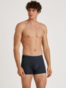 Herren-Model trägt Boxer Brief mit Quick Dry Effekt aus Modal in Grau, Einfarbig aus Serie Daywear Xtra von CALIDA, Outfit
